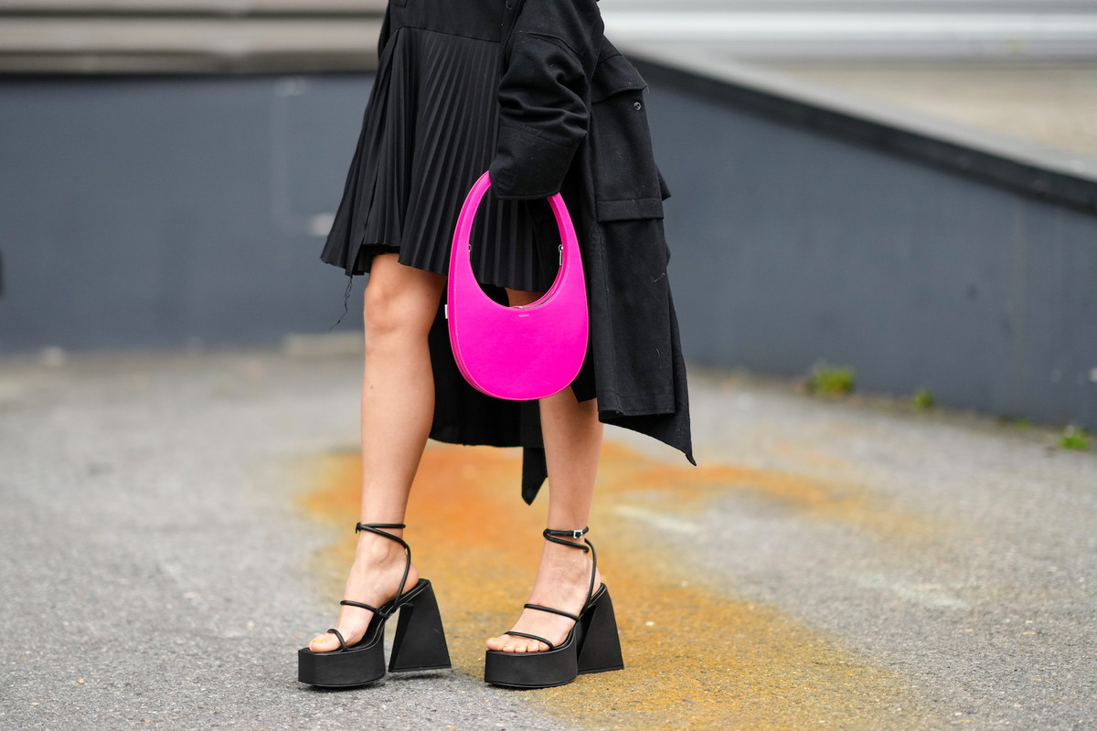 Buty w stylu lat 2000. nie wszystkim muszą się podobać, ale to właśnie one są teraz hitem. Nosiłyście?