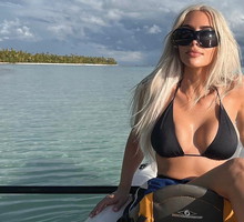 Triangle bikini największym przebojem plażowym według Kim Kardashian. Trójkątne miseczki wracają na szczyt