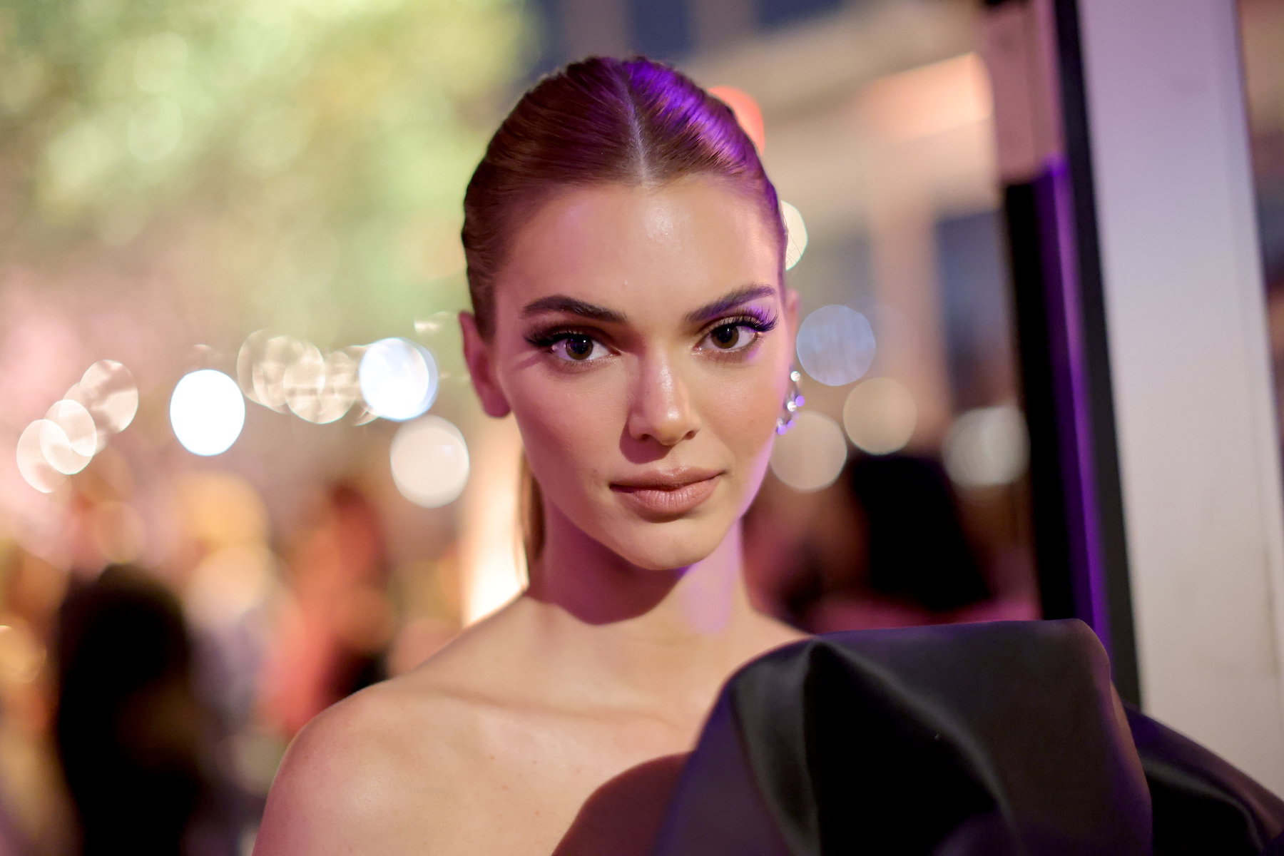 Ostatnia stylizacja Kendall Jenner to dowód na to, że tego lata potrzebujecie tylko dwóch rzeczy. Pomogą stworzyć look na dzień i na wieczór