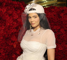 O bikini Kylie Jenner mówią dziś wszyscy! Budzi kontrowersje i nie wszystkim się podoba, ale gwiazda założyła je nie bez przyczyny