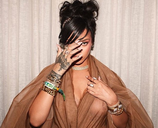 rihanna-pokazala-rozstepy-e5e127e