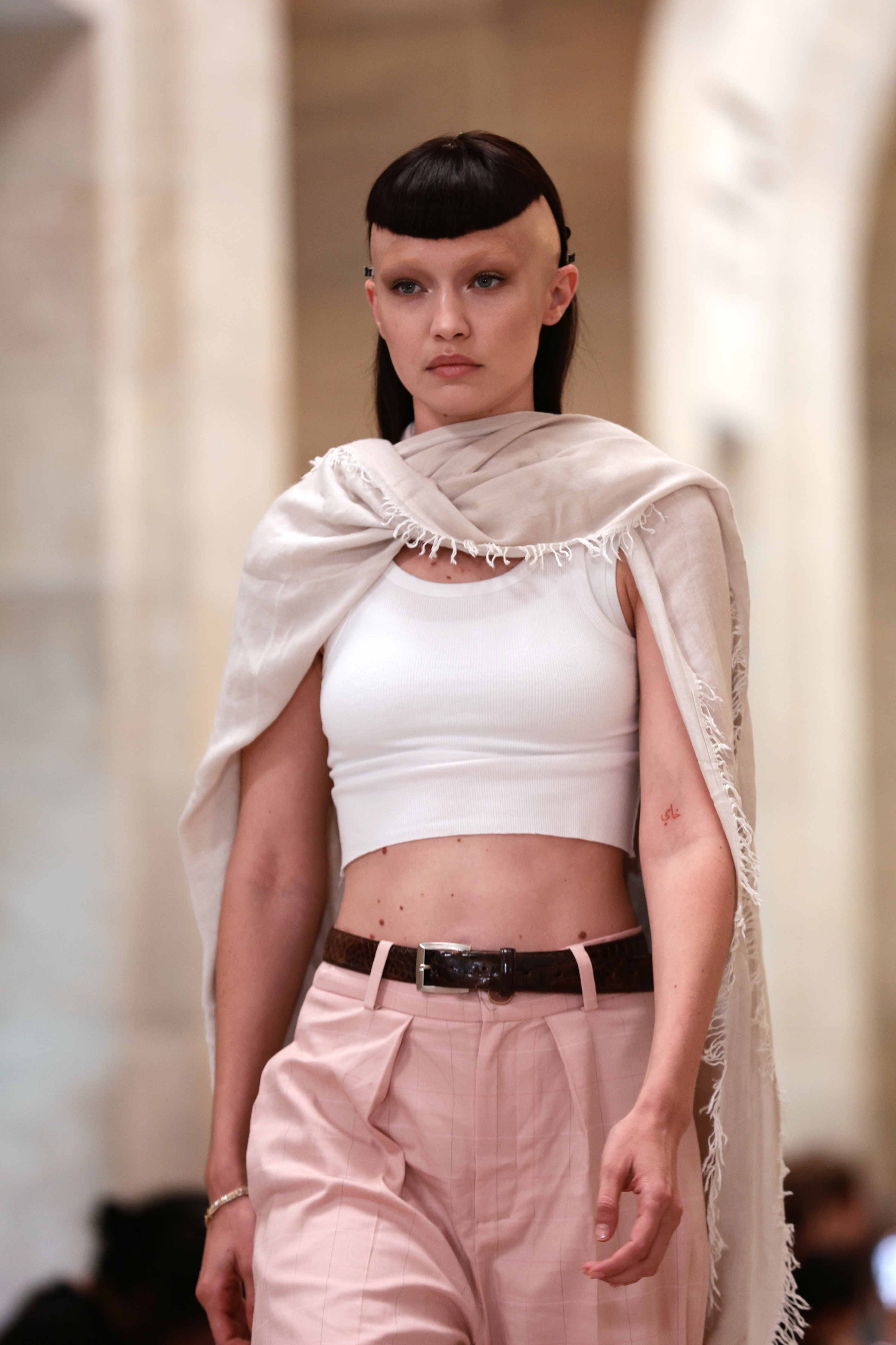 Gigi i Bella Hadid z ogolonymi głowami na pokazie Marca Jacobsa