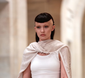 Gigi i Bella Hadid z ogolonymi głowami na pokazie Marca Jacobsa