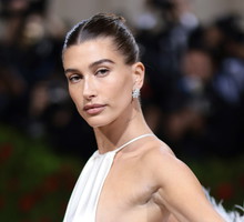 Modne paznokcie 2022: Hailey Bieber lansuje pearl pink manicure
