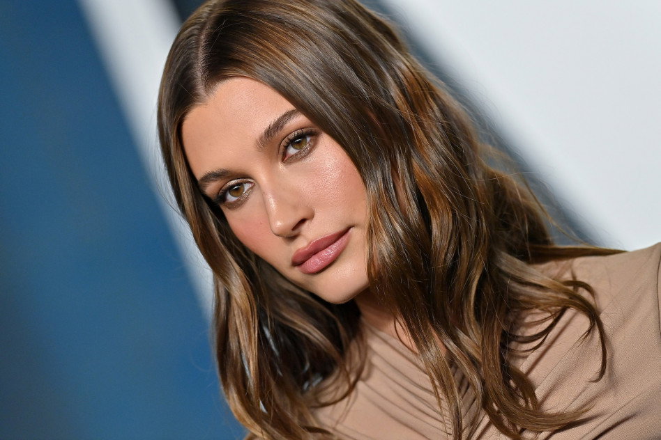 Hailey Bieber ujawniła, jak wygląda jej codzienna urodowa rutyna w te dni, kiedy nie ma czasu i nic jej się nie chce