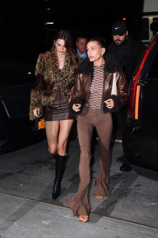 Brązowe stylizacje gwiazd to dość niespodziewany wybór na lato, ale Kendall Jenner i Hailey Bieber przekonują, że nie ma lepszej opcji