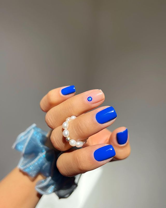 Zapomnijcie o frenchu. Furorę robi teraz italian manicure! To sposób na to, by krótkie paznokcie wydawały się dłuższe