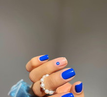 Zapomnijcie o frenchu. Furorę robi teraz italian manicure! To sposób na to, by krótkie paznokcie wydawały się dłuższe