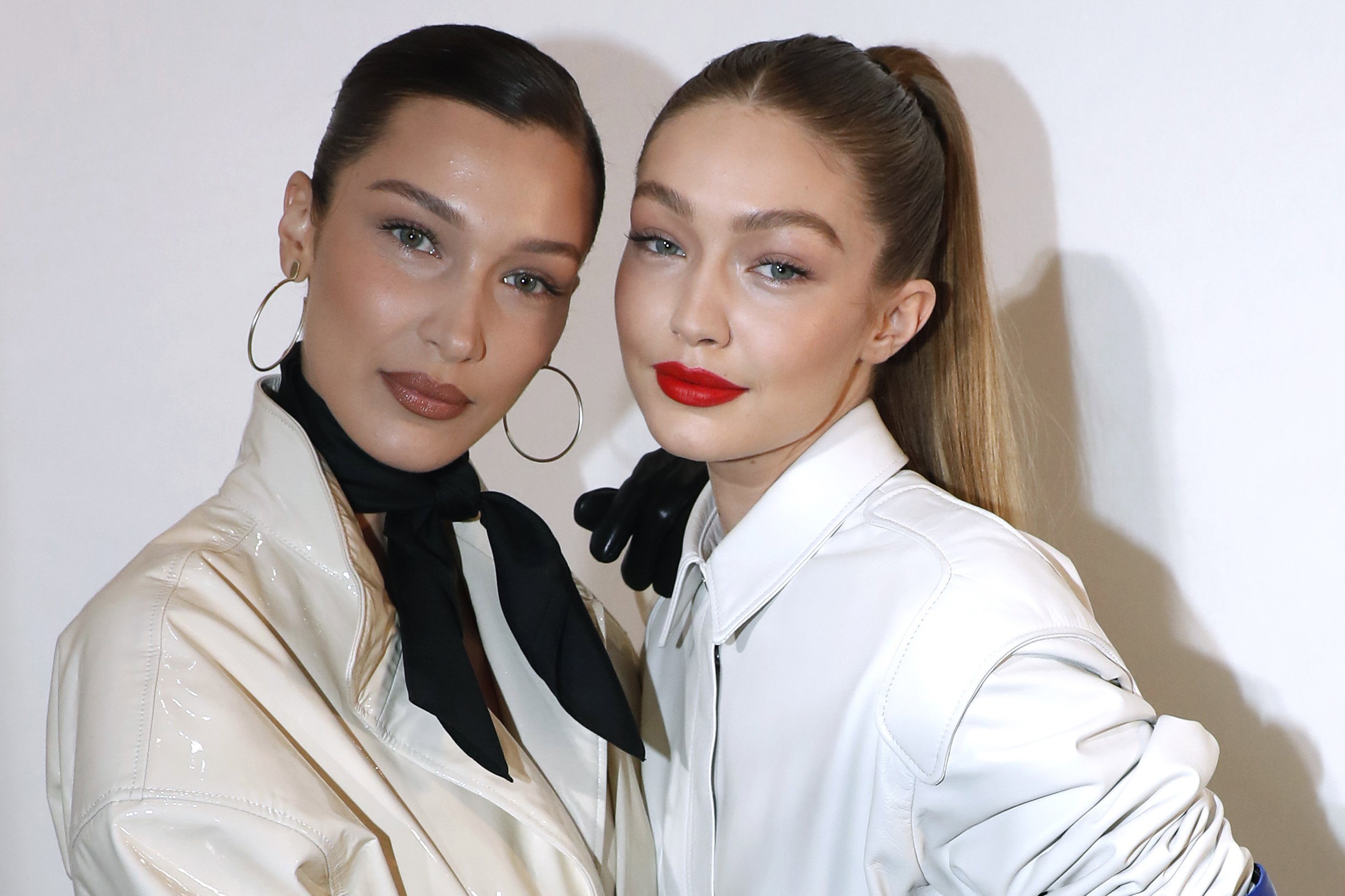 Gigi i Bella Hadid z ogolonymi głowami na pokazie Marca Jacobsa