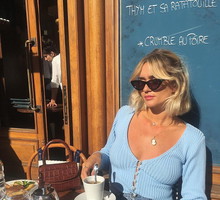 „Fresh-faced fringe” to najmodniejsza grzywka na lato 2022. Pasuje do każdego kształtu twarzy i dodaje fryzurze lekkości