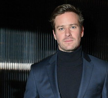 Armie Hammer został konsjerżem w hotelu na Kajmanach?