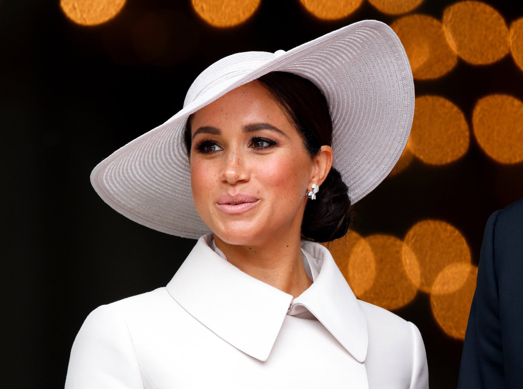 Pamiętacie ten zaskakujący wakacyjny trend z lat 2000.? Za sprawą swoich sandałków przypomniała o nim Meghan Markle