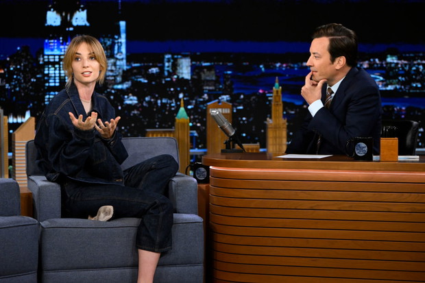 Maya Hawke i Jimmy Fallon