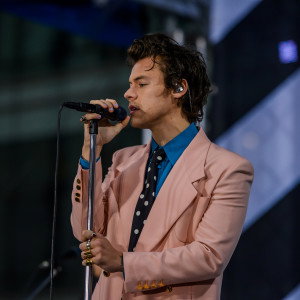 Modne paznokcie 2022: Harry Styles sprawił, że ten odcień znów jest hitem