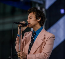 Modne paznokcie 2022: Harry Styles sprawił, że ten odcień znów jest hitem