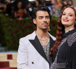 Sophie Turner i Joe Jonas powitali na świecie swoje drugie dziecko! Gwiazdorska para zdradziła płeć maluszka