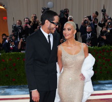 Met Gala 2022 stylizacje gwiazd: Kim Kardashian i Pete Davidson