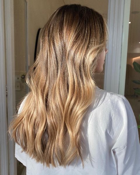 Modny blond 2022: Golden hour blonde