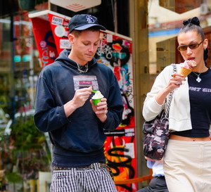 Zapomnijcie o Zoë Kravitz i Channingu Tatumie, teraz to Bella Hadid i Marc Kalman są najbardziej stylową parą wśród gwiazd!