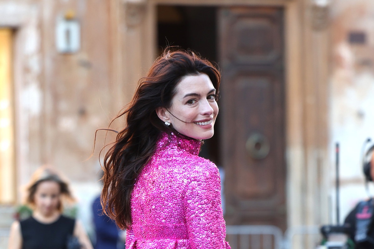 Megan Fox, Anne Hathaway i Hailey Bieber pokochały trend barbiecore. Nie trzeba jednak całkiem iść w ich ślady, wystarczy postawić na tę biżuterię!