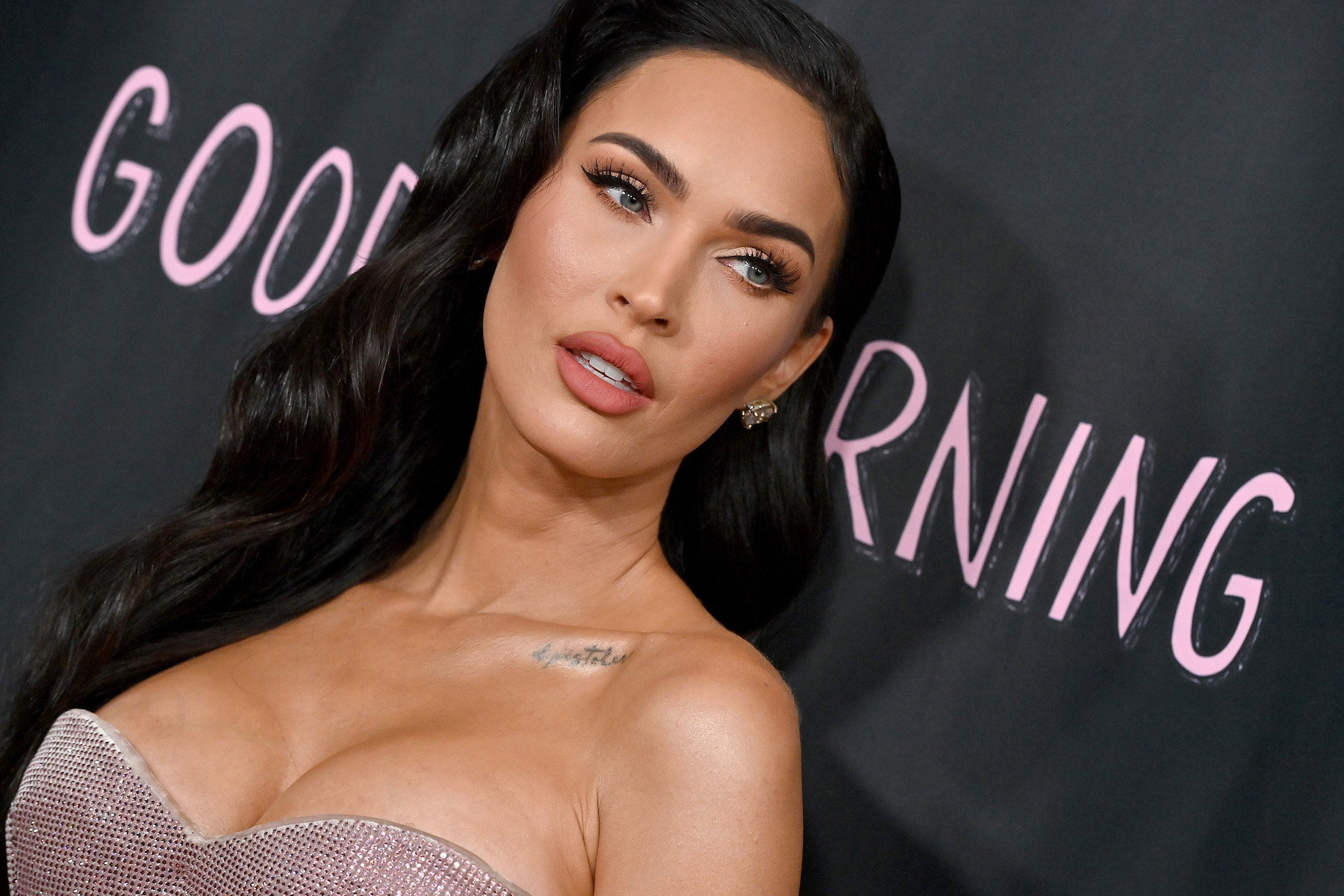 Bella Hadid i Megan Fox uwielbiają ten makijaż na lato 2022! Syrenie oko zastąpi tradycyjną jaskółkę na powiece