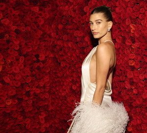 Modne paznokcie na lato 2022 w stylu Hailey Bieber stały się viralem!