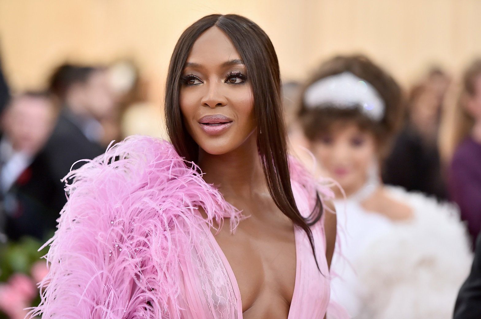 Ten kosmetyk to numer jeden w kosmetyczce Naomi Campbell. Spray za 40zł do cery tłustej i trądzikowej nie ma sobie równych