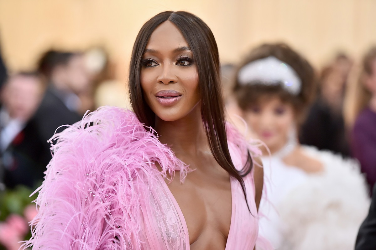 Ten kosmetyk to numer jeden w kosmetyczce Naomi Campbell. Spray za 40zł do cery tłustej i trądzikowej nie ma sobie równych