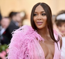 Ten kosmetyk to numer jeden w kosmetyczce Naomi Campbell. Spray za 40zł do cery tłustej i trądzikowej nie ma sobie równych