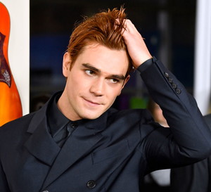 KJ Apa ściął włosy na potrzeby filmu