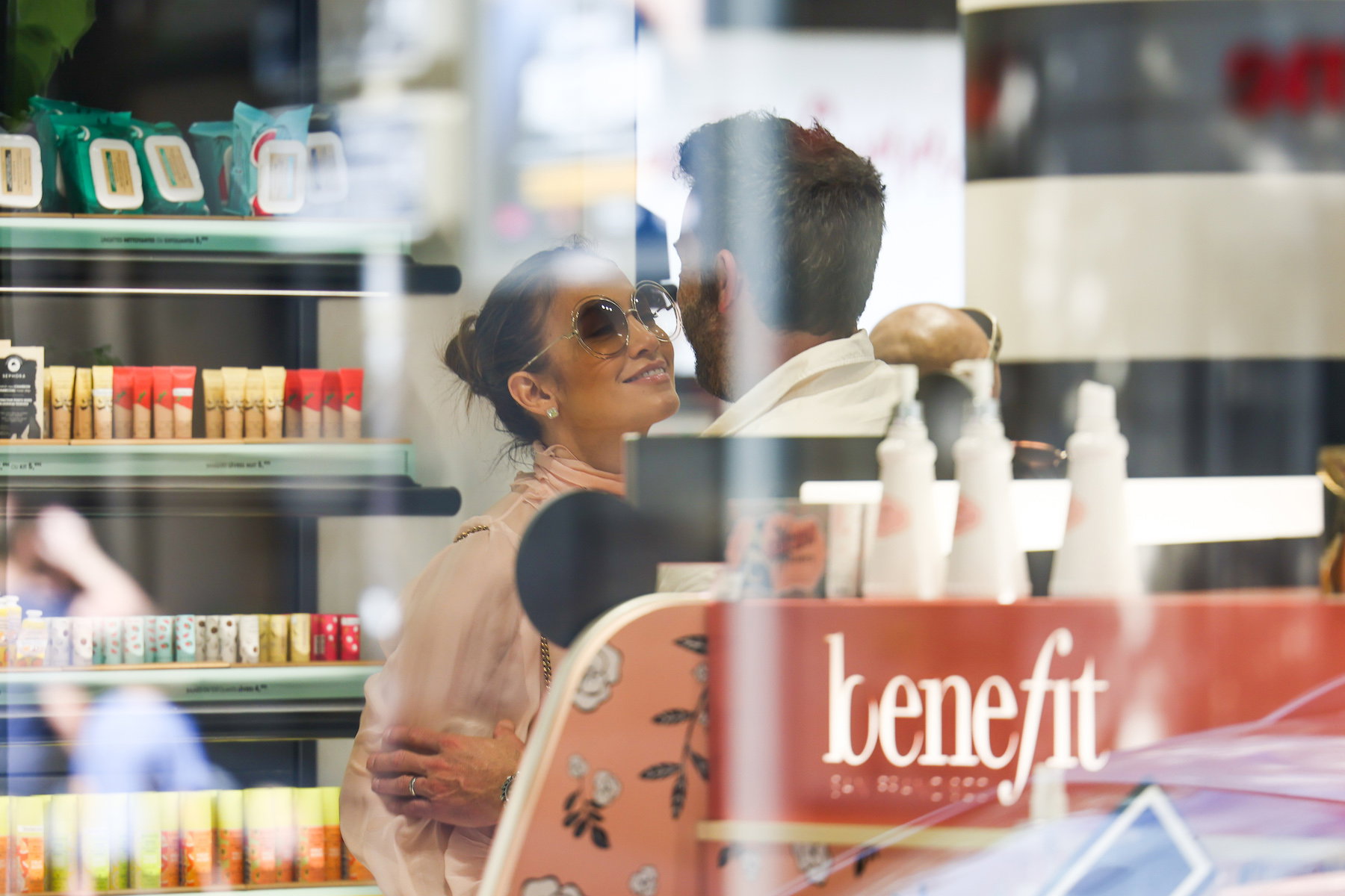 Jennifer Lopez w butach i sukience, które powinny się znaleźć w każdej szafie zrobiła furorę w Paryżu. Nie zabrakło porównań do... Audrey Hepburn!
