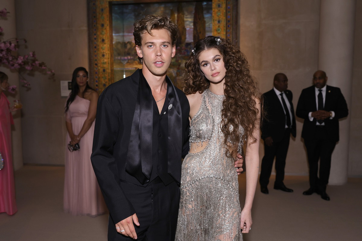 Kaia Gerber na zmysłowym zdjęciu z chłopakiem Austinem Butlerem. Można byłoby nie zorientować się, że to ona gdyby nie jeden drobny szczegół