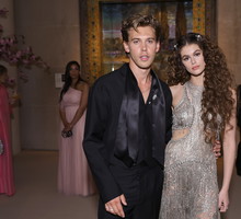 Kaia Gerber na zmysłowym zdjęciu z chłopakiem Austinem Butlerem. Można byłoby nie zorientować się, że to ona gdyby nie jeden drobny szczegół
