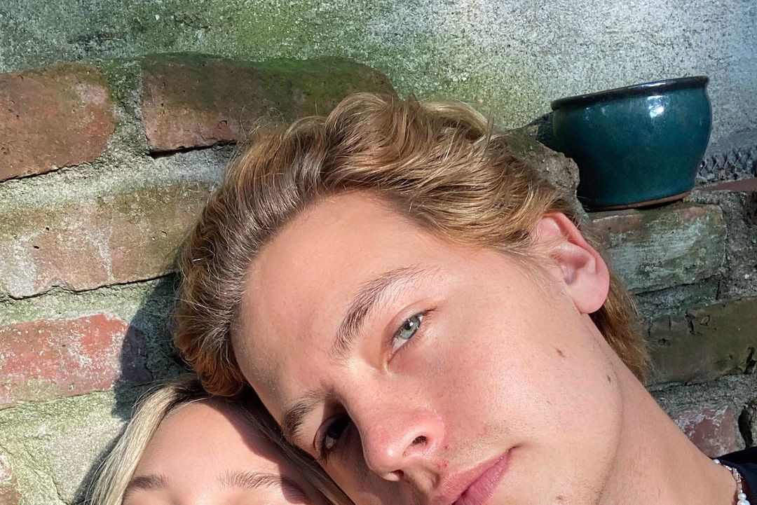 Cole Sprouse i Ari Fournier