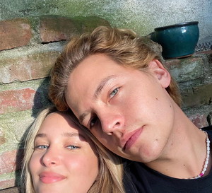 Cole Sprouse i Ari Fournier