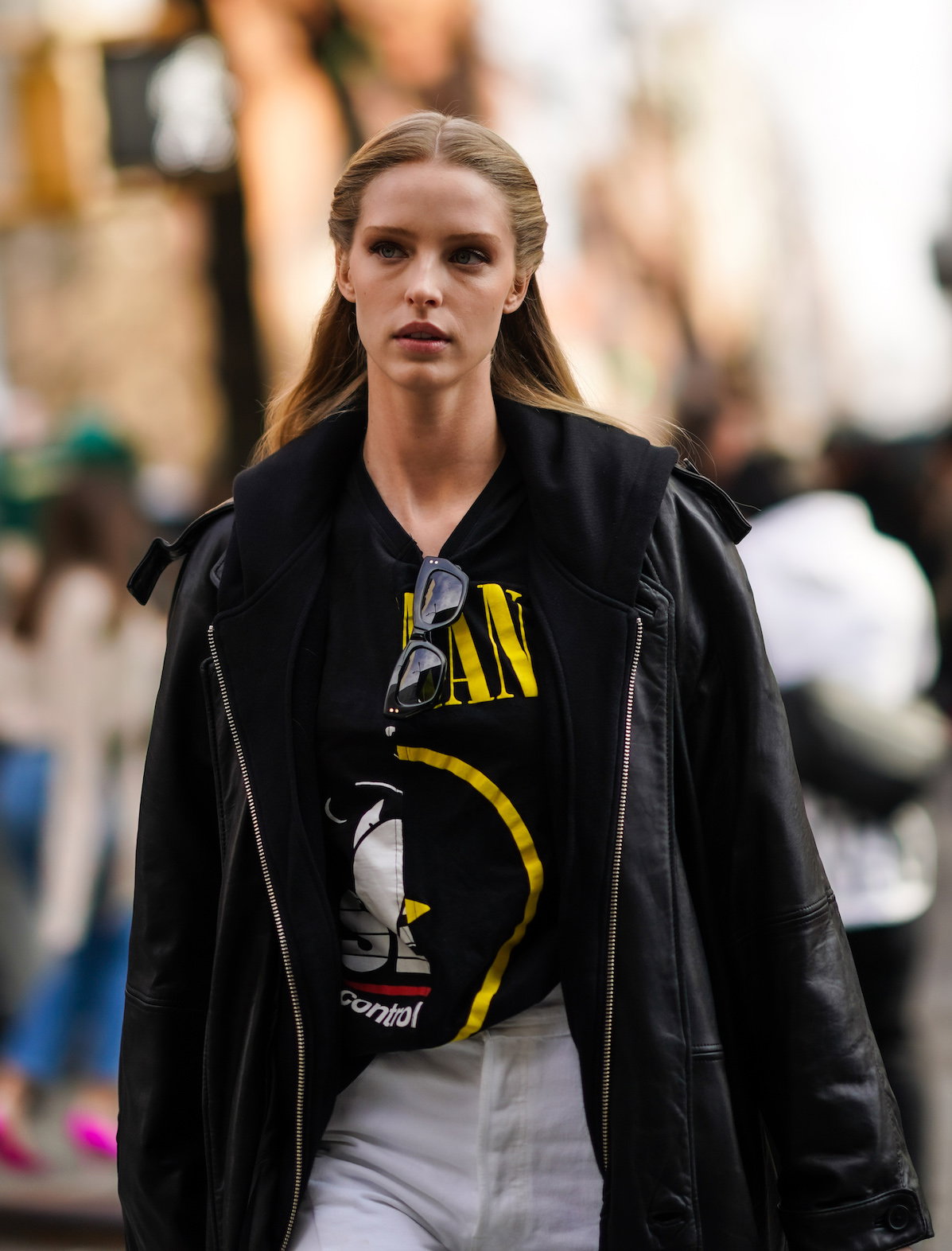 T–shirty, które nosiłyście w liceum, teraz są hitem wśród fashionistek! Jak je nosić, by nie wyglądać jak z czasów szkolnych?