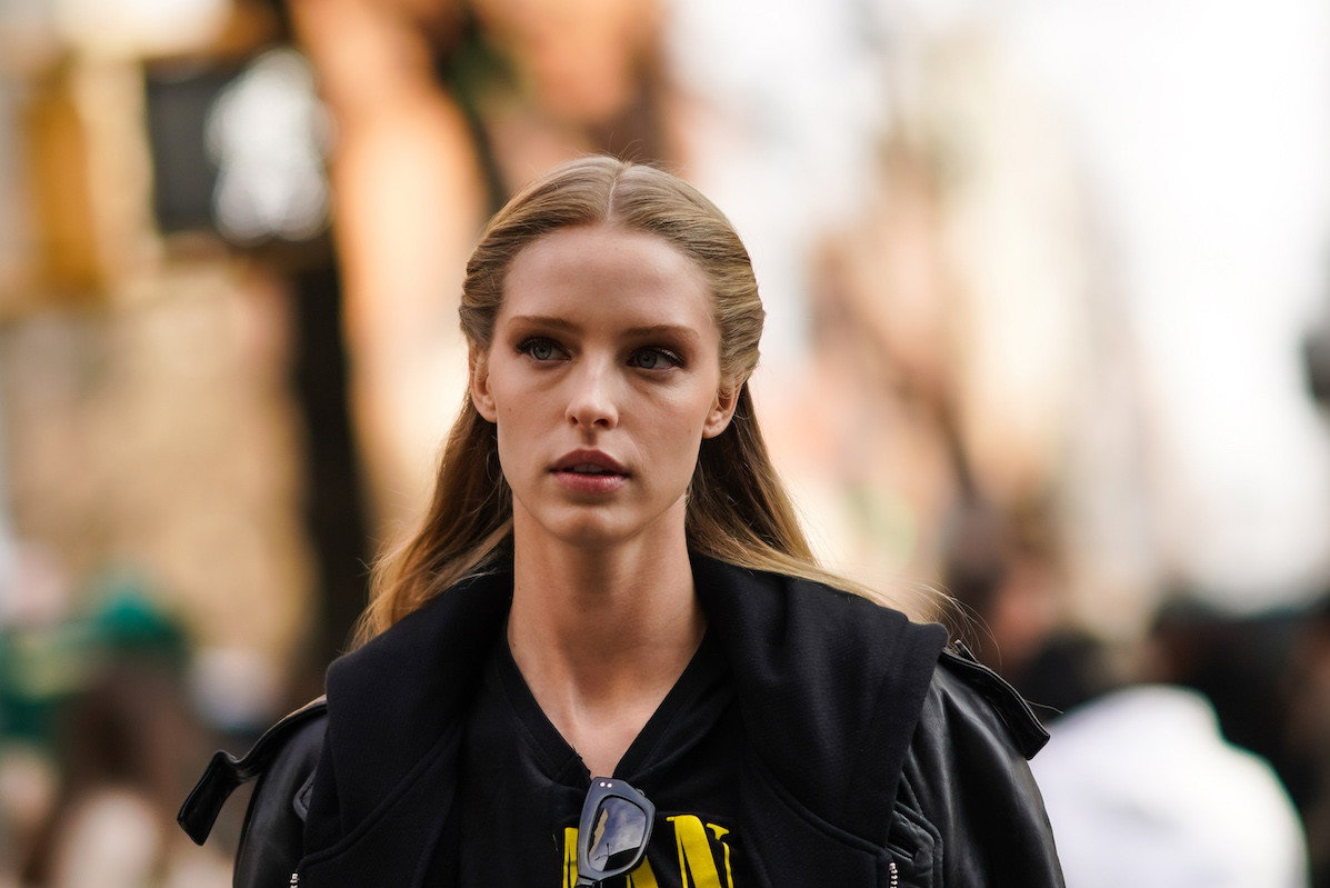 T–shirty, które nosiłyście w liceum, teraz są hitem wśród fashionistek! Jak je nosić, by nie wyglądać jak z czasów szkolnych?