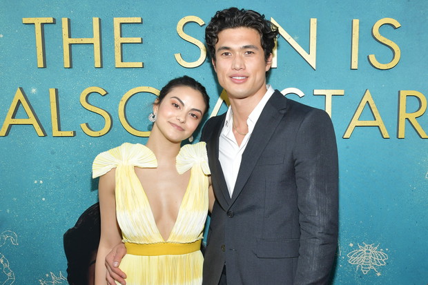 Camila Mendes i Charles Melton