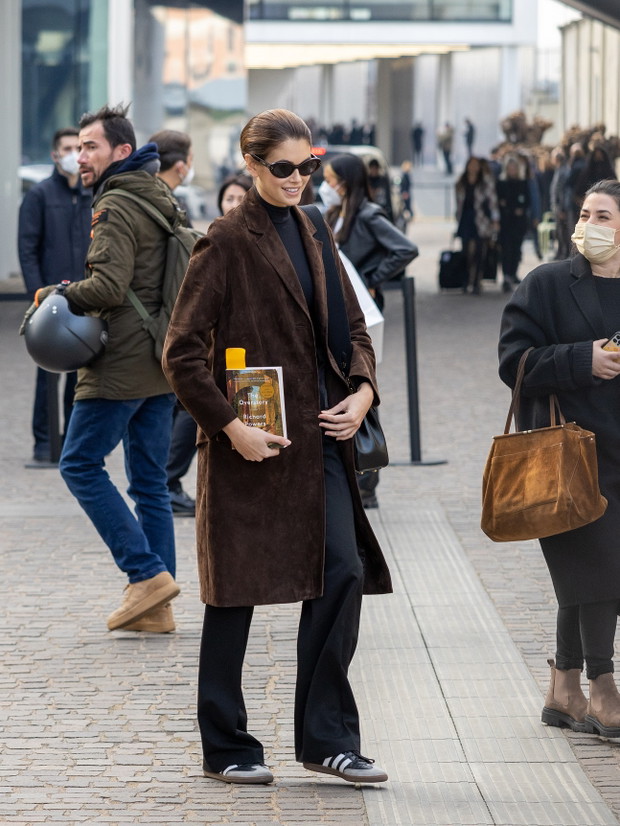 Tymi sportowymi butami mogą wymieniać się chłopaki i dziewczyny. Czy Kaia Gerber i Harry Styles już to zrobili?