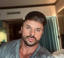 Qczaj szczerze o walce z nałogiem: „Nie piję już 38 dni”. Opowiedział też o traumie z dzieciństwa