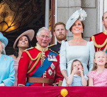 Król Karol wygłosił poruszające orędzie do narodu. Księżna Kate pierwszą po Lady Di księżną Walii, a co powiedział o Meghan i Harrym?
