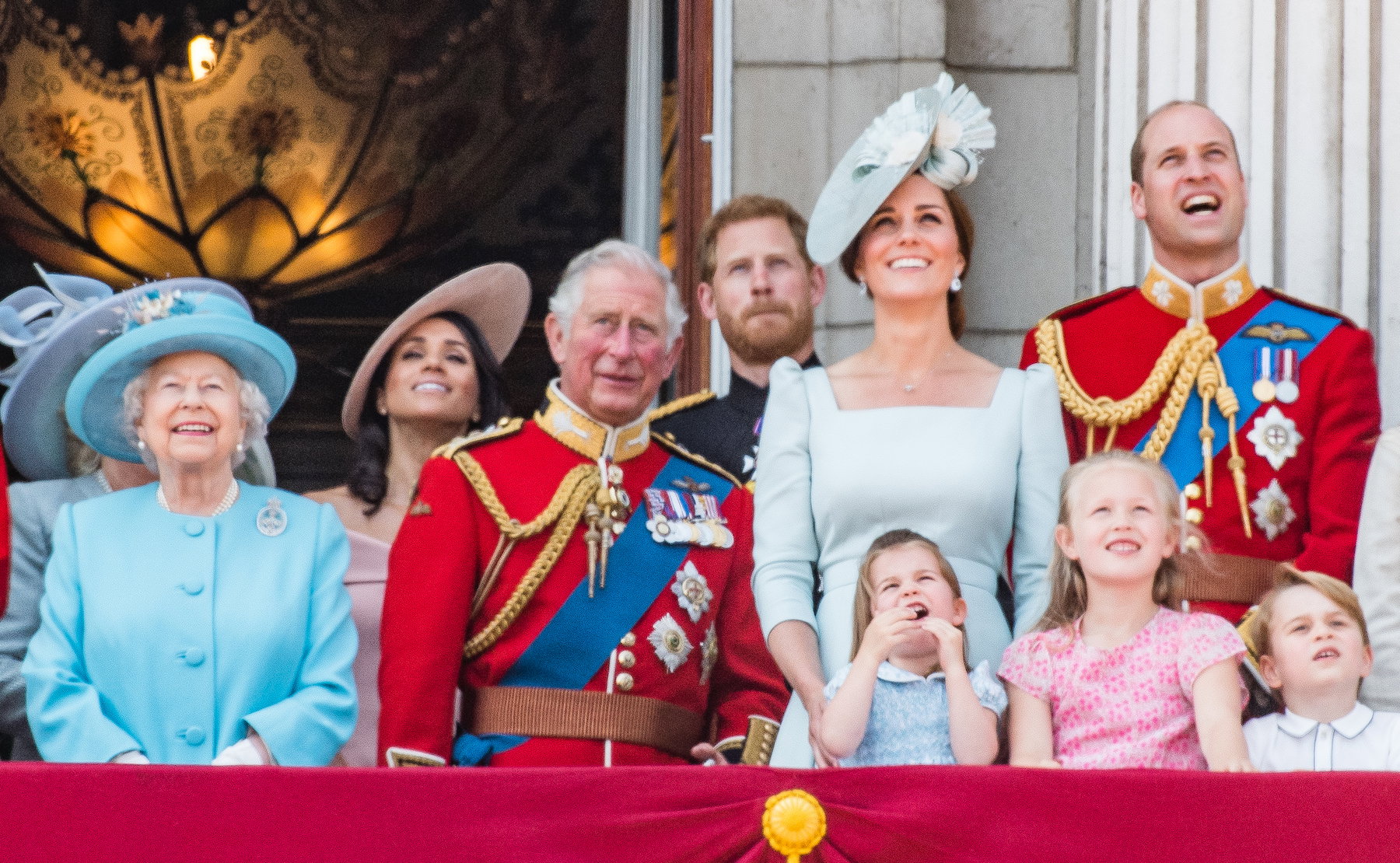 Król Karol wygłosił poruszające orędzie do narodu. Księżna Kate pierwszą po Lady Di księżną Walii, a co powiedział o Meghan i Harrym?