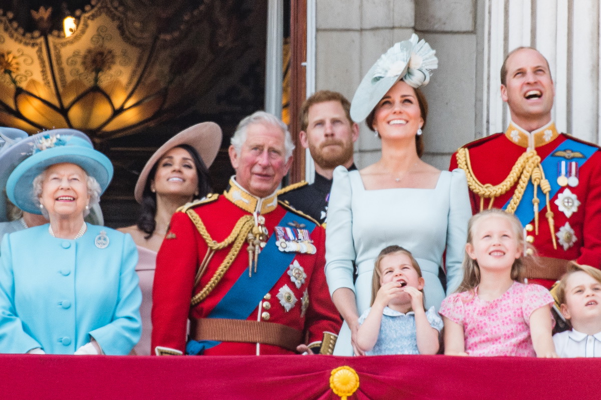 Król Karol wygłosił poruszające orędzie do narodu. Księżna Kate pierwszą po Lady Di księżną Walii, a co powiedział o Meghan i Harrym?