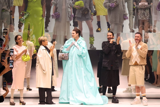 Linda Evangelista i Marc Jacobs na pokazie Fendi na wiosnę-lato 2023 – 25-lecie torebki „Baguette” Fendi
