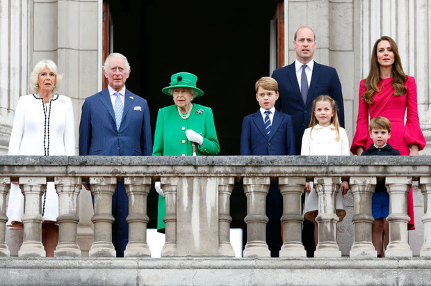 Rodzina królewska na balkonie w Pałacu Buckingham
