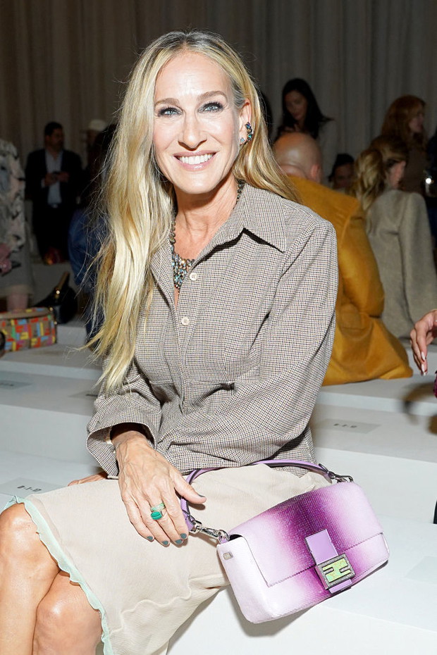 Sarah Jessica Parker na pokazie Fendi na wiosnę-lato 2023 – 25-lecie torebki „Baguette” Fendi