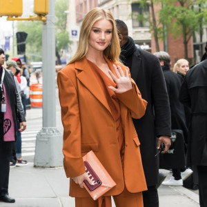 Stylizacyjne triki Rosie Huntington-Whiteley, czyli 5 sposobów, by podrasować swoją stylizację