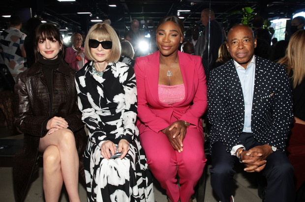Anne Hathaway obok Anny Wintour na pokazie Michaela Korsa podczas New York Fashion Week
