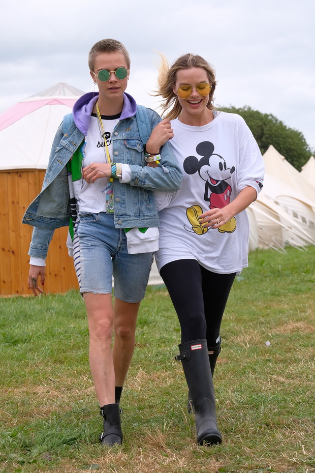 Margot Robbie i Cara Delevinge