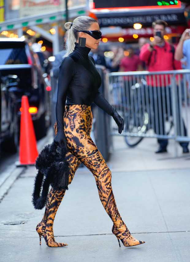 Kim Kardashian lansuje wet-look flip bun